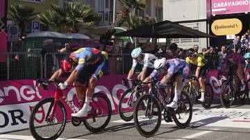 Jonathan Milan beats Australia's Kaden Groves to the line in the 4th stage of the Giro d'Italia. (AP PHOTO)