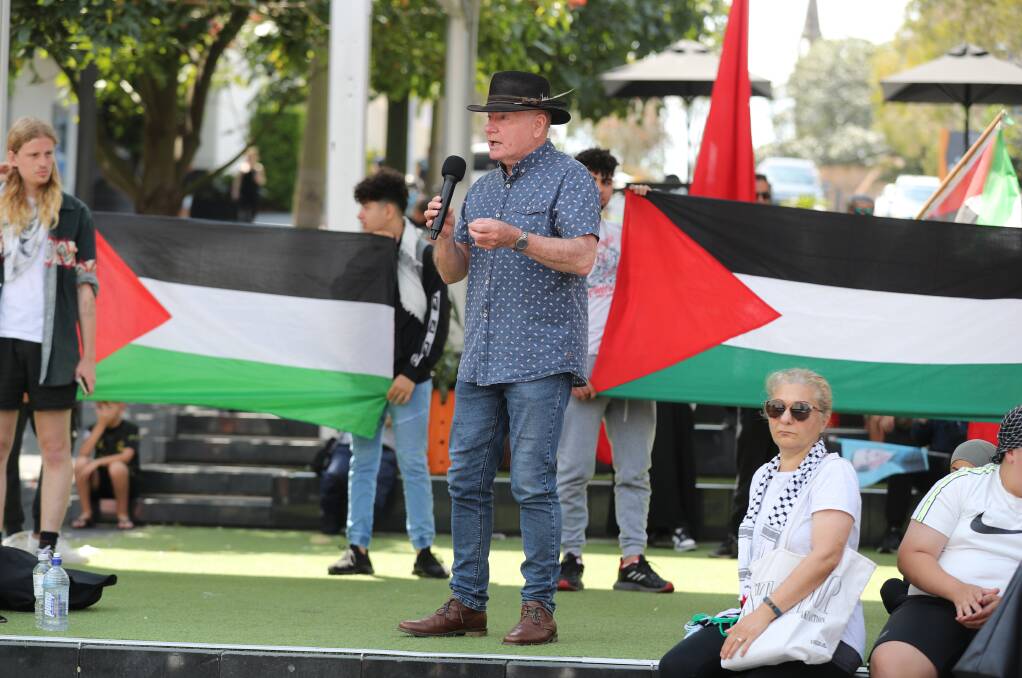 Wollongong Lord Mayor Gordon Bradbery delivered a charged speech at the Wollongong 'Free Palestine' rally on October 21. Picture by Robert Peet