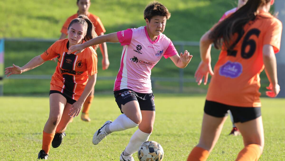 Stingrays player Ami Dekimura brings the ball forward against Blacktown earlier in the season. Picture by Sylvia Liber