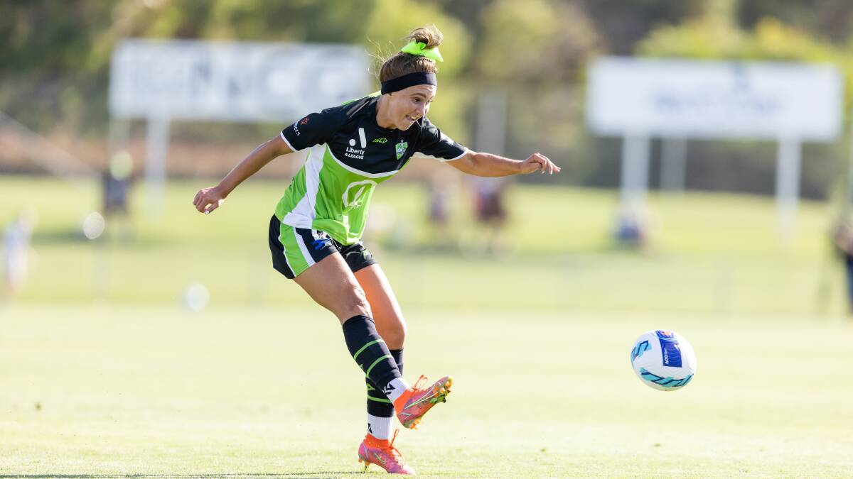 Illawarra Stingrays star Chloe Middleton in action for Canberra United. Picture by Sitthixay Ditthavong.