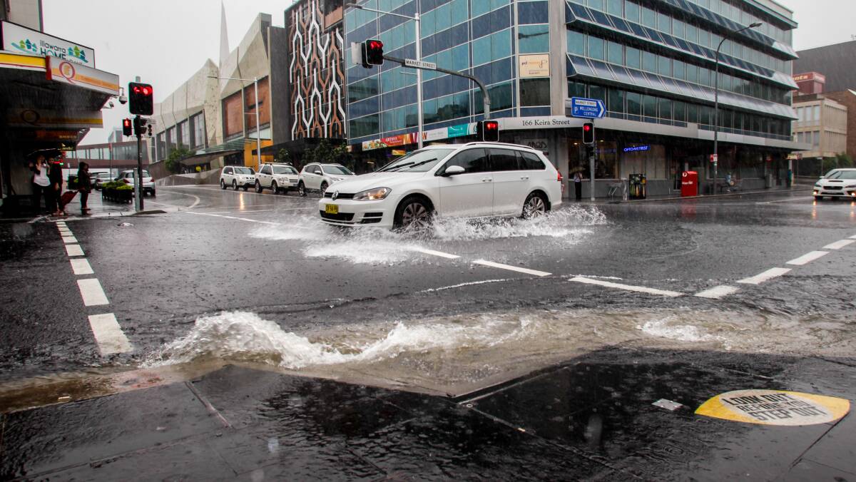 Illawarra weather heavy rain causes flooding, closes