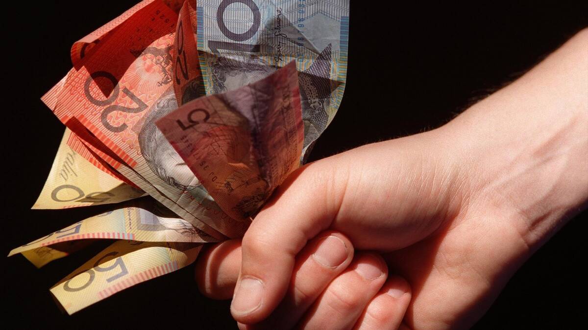 Wollongong councillors vote to give themselves a pay bump