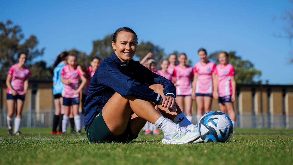 Caitlin Foord poses for a photo, much to the delight of the junior Illawarra Stingrays players, on Saturday. Picture by Wesley Lonergan
