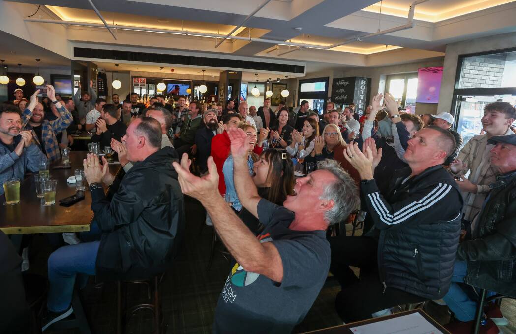 Volkanovski fans erupt at the Illawarra Hotel after the king of Windang wins his UFC fight on Sunday. Picture by Adam McLean.