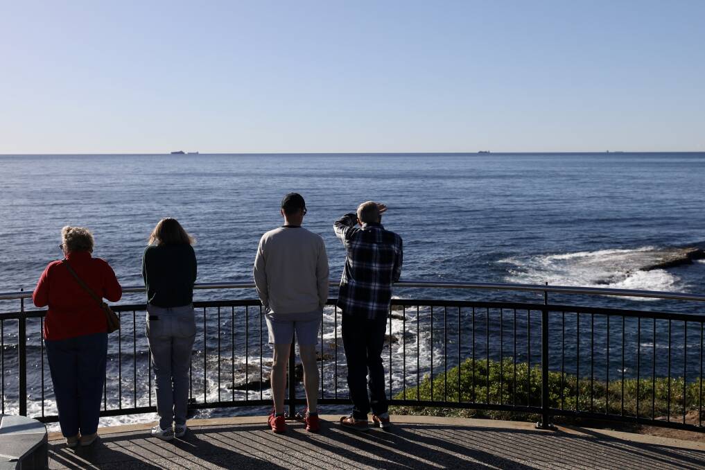 Ocean spectators at Flagstaff Hill in Wollongong on Sunday. Picture by Adam McLean.