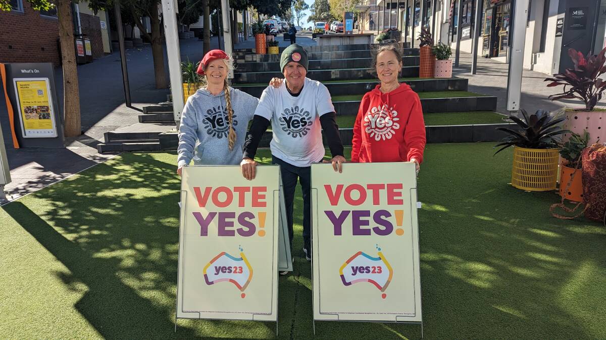 'Yes' supporters Dorte Ekelund, Jeremy Lasek and Sally Stevenson in Crown Street Mall. Picture by Natalie Croxon