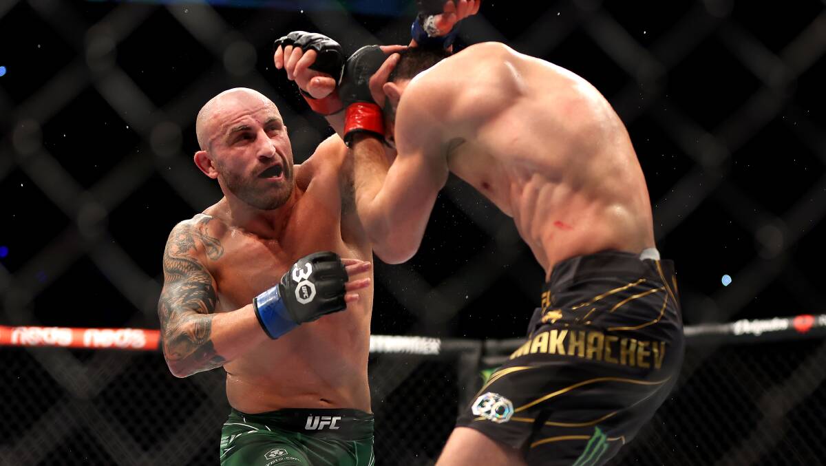 Alex Volkanovski and Islam Makhachev fighting in Perth. Picture by Getty Images