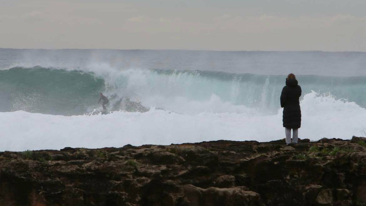 Warning issued as big waves lash Illawarra coast on Friday