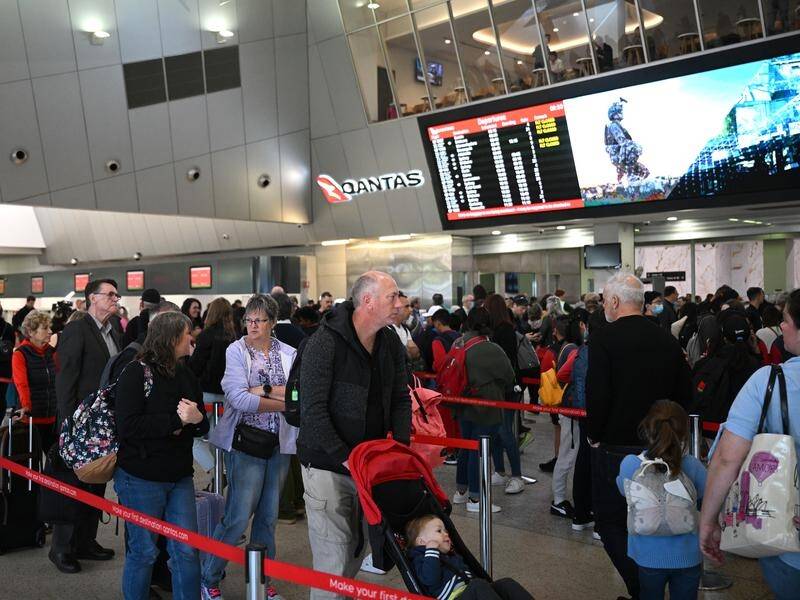 Qantas has apologised to customers as passengers at Melbourne Airport are re-screened. (James Ross/AAP PHOTOS)
