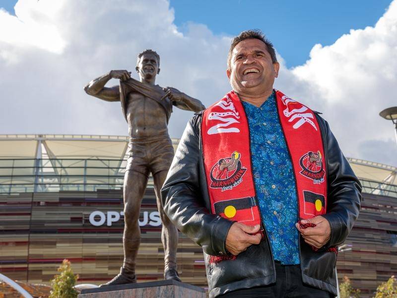 AFL great Nicky Winmar famously called out racism during a game in 1993 by lifting his jersey. (Richard Wainwright/AAP PHOTOS)