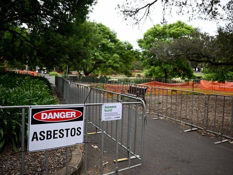 Bonded asbestos was found in mulch at Victoria Park in Sydney on Monday evening. (Dan Himbrechts/AAP PHOTOS)