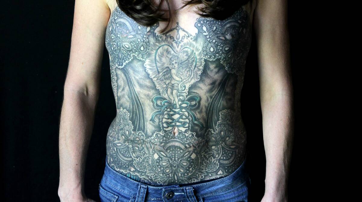 Breastcancer survivor covers mastectomy scars with breast tattoo